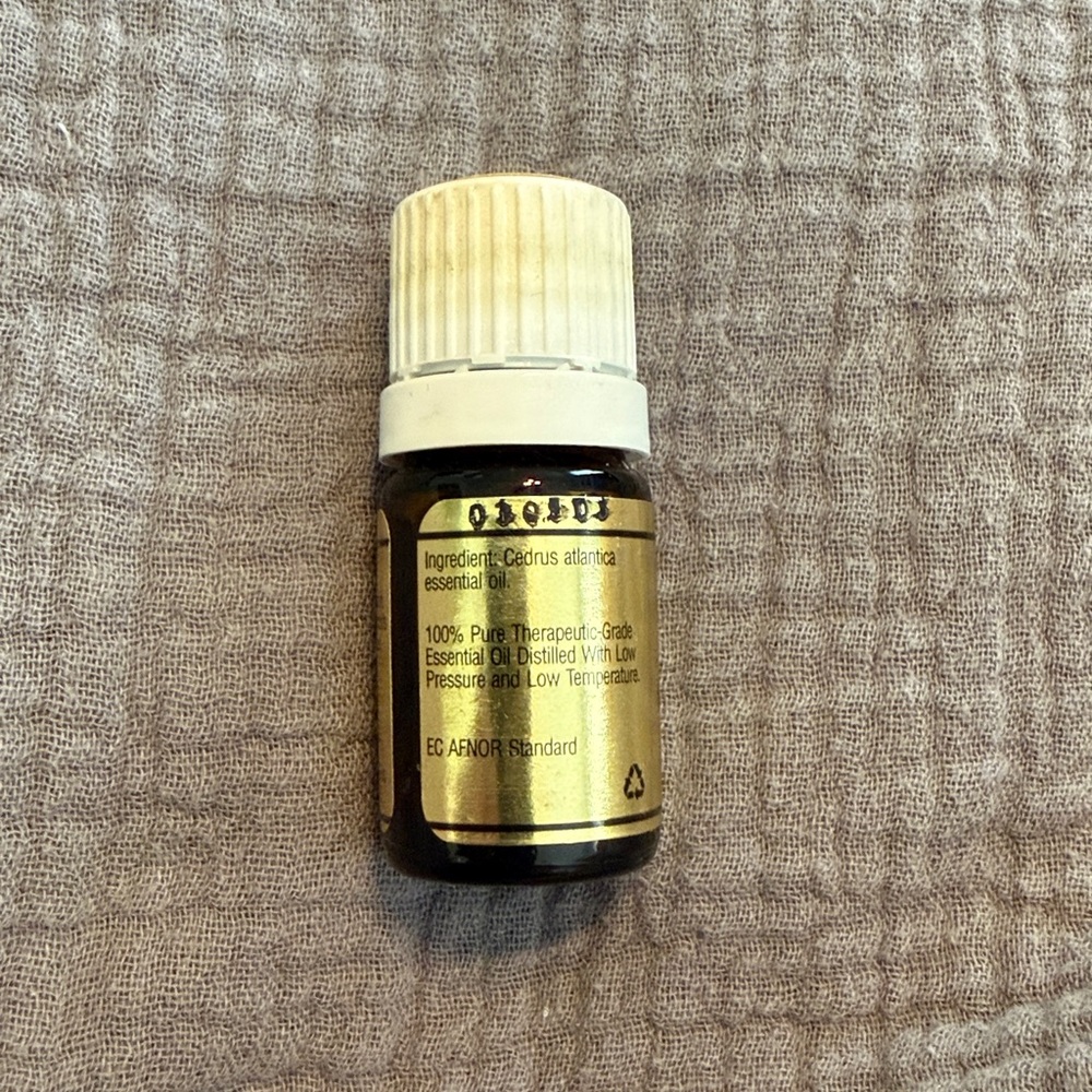 Young Living Cedarwood Oil with Gold Label - Picture 3 of 3
